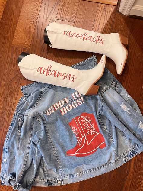 IG: @ps_planninganddesign -> Arkansas razorback custom painted denim jacket and custom painted white cowboy boots for game day football sports outfit Game Day Boots, Custom Gameday Outfits, Diy Gameday Outfit, Jean Jacket Football, Razorback Game Day Outfit, Senior Festivities, Arkansas Game Day Outfit, Arkansas Aesthetic, Painted Cowboy Boots