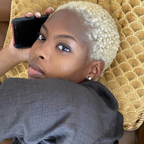 Short Bleach Blonde Hair Black Women, Girl Buzzcut Black Hair, Dyed Haircut Black Women, 4c Hair Buzzcut, Short 4c Blonde Hair, Buzzcut Dyed Hair Black Women, Blond Twa On Black Women, Low Blonde Haircut Black Women, Blonde 4c Natural Hair Short