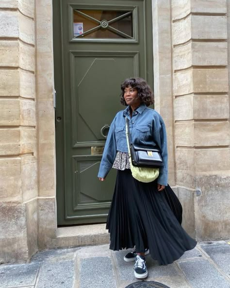 Outfit With Jean Jacket, Black Satin Skirt Outfit, Black Pleated Skirt Outfit, Satin Skirt Outfit, Black Satin Skirt, Black Skirt Outfits, Black Pleated Mini Skirt, Crinkle Skirt, Pleated Skirt Outfit