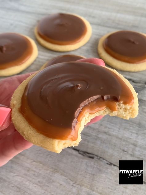 Fitwaffle - 5 Ingredient Twix Cookies 😍 Carnation Caramel, Twix Chocolate, Twix Cookies, Buttery Shortbread, Sweet Dishes Recipes, Shortbread Cookie, Quick Recipes Snacks, Easy Baking Recipes Desserts, Easy Snack Recipes