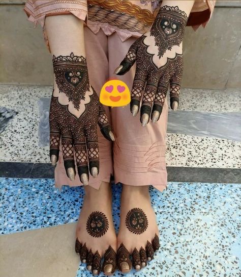 Bridal Mehndi Designs For Foot, Foot Mehndi Designs, Foot Mehndi, Front Mehndi, Front Mehndi Design, Mehndi Designs Fingers, Mehndi Design Pictures, Pretty Henna, Couple Wedding Dress