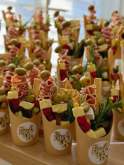 Charcuterie cups Bachelorette Catering, Catering Food Ideas Parties, Baby Shower Charcuterie Cups, Mini Charcuterie Cups, Charcuterie Wedding, Diy Party Food, Charcuterie Cups, Charcuterie Appetizers, Peter Rabbit Party