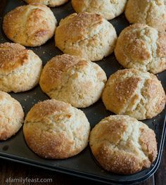 Cream Cheese Muffins - moist and delicious with the perfect, sugary-golden muffin top!  Quick and easy to make. Blueberry Cream Cheese Muffins, Nutella Muffin, Muffins Blueberry, Donut Muffins, Cake Mug, Sour Cream Coffee Cake, Cream Cheese Muffins, Blueberry Cream Cheese, Cheese Muffins