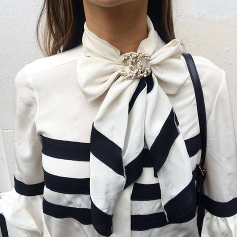 “Current obsession: brooches  Three ways to wear starts with neck scarves or, in this case, a blouse with bow attached | #Chanel #CC #brooch…” Brooch Outfit, Broche Chanel, Brooch Ideas, Brooch Style, Moda Chanel, Chanel Fashion Show, Chanel Brooch, Mode Chanel, Work Style