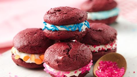 Fun and playful, these sweet bite-size poppers are great treat. Cupcake Board, Velvet Recipes, Red Velvet Whoopie Pies, Red Velvet Desserts, Easter Cooking, Red Velvet Recipes, Sugar Momma, Betty Crocker Recipes, Chocolate Pictures