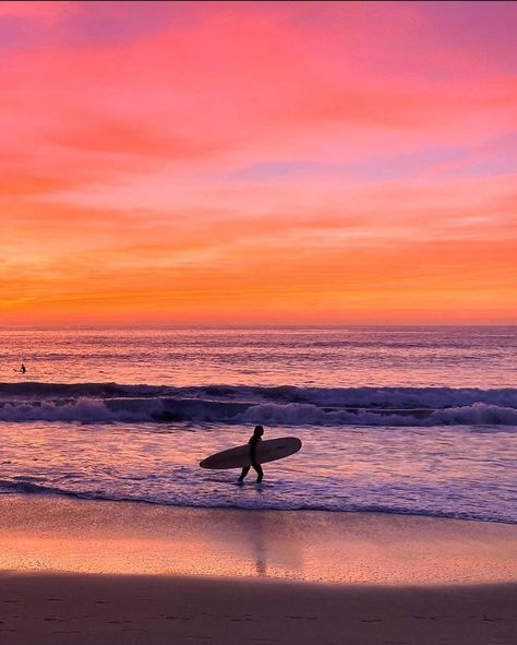 Surfer’s paradise 🏄‍♀️ Orange County has it all ✅ - By @waterproject #losangelesrealestate #realestate #realestateagent #luxuryrealestate… Surfer Silhouette Painting, Beacore Aesthetic, Surf Asthetic Picture, Surf Truck, Surf Girl Aesthetic, Sky Surfing, Surfboard Drawing, October Sunset, Sunset Surfing