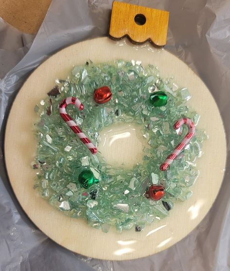 Shard Art, Glass Crafts Diy, Circle Ideas, Broken Glass Crafts, Glass Wreath, Diy Uv Resin, Christmas Tree Decorations Ribbon, Glass Trees, Glass Circle