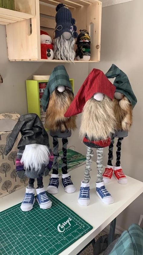 Standing Gnomes, Christmas Tree Village Display, 2x4 Crafts, Christmas Tree Village, Winter Wreath Diy, Gnomes Diy, Diy Gnomes, Fairies Elves, Gnome Patterns