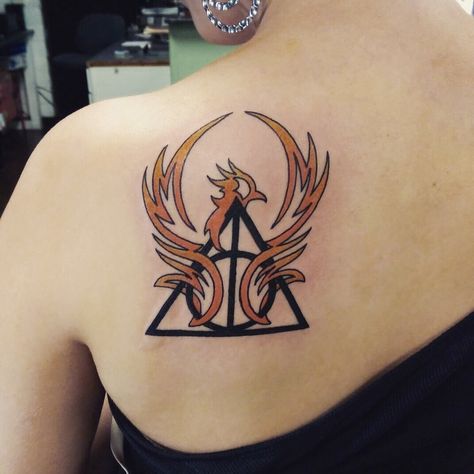 This Deathly Hallows tattoo is perfect! Female Harry Potter, Phoenix Harry Potter, Phönix Tattoo, Hp Tattoo, Potter Tattoo, Phoenix Tattoo Design, Harry Potter Tattoos, Harry Potter Tattoo, Phoenix Tattoo