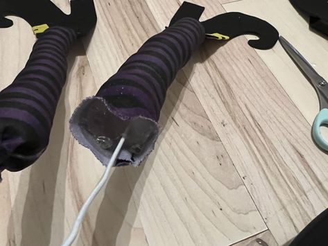 how to make diy witch leg picks for wreaths - Re-Fabbed Diy Halloween Witch, Dollar Tree Halloween Diy, Diy Witch, Halloween Decorations To Make, Witch Legs, Dollar Tree Halloween, Creepy Halloween Decorations, Witch Diy, Orange Bows