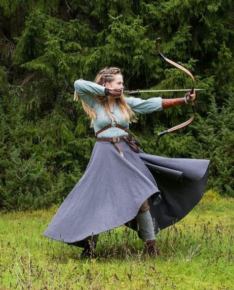 Bow And Arrow Girl, Medieval Clothing Women, Woman Archer, Viking Clothing, Page Instagram, The Archer, Victorian Photos, Medieval Clothing, Warrior Girl