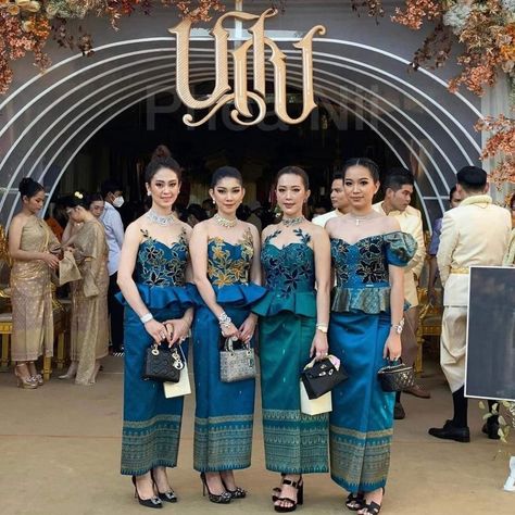 Cambodian Wedding, The Beauty Of Women, Thai Wedding, Khmer Wedding, Dress Wedding Guest, Traditional Wedding Dresses, Thai Style, Traditional Dress, Wedding Guests