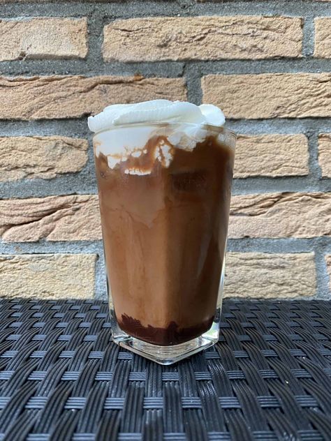 Cold Brew Iced Mocha Flavored Cold Brew, Sugar Free Iced Coffee, Mocha Cold Brew, Iced Mocha Recipe, Mocha Coffee Recipe, Flavored Coffee Recipes, Mocha Latte Recipe, Homemade Chocolate Sauce, Peppermint Latte