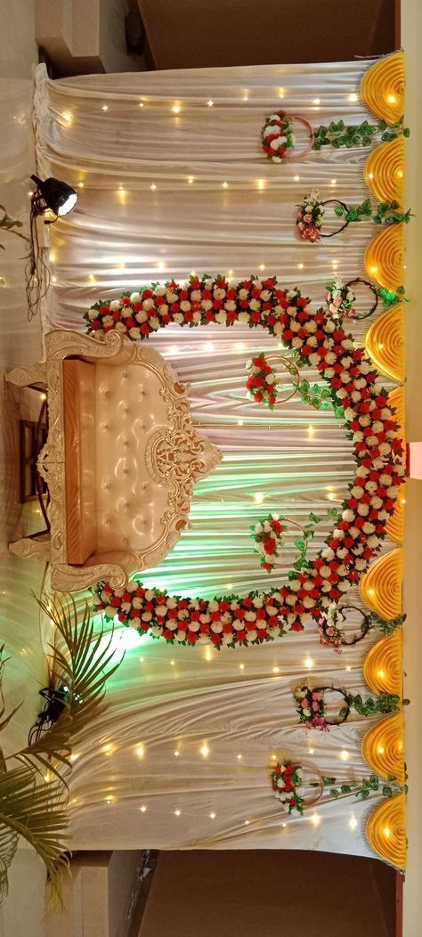 Engagement Decorations Indian, Leaf Decor Wedding, शादी की तस्वीरें, Small Wedding Decor, Engagement Stage Decoration, Reception Stage Decor, Simple Stage Decorations, Guitar Drawing, Wedding Stage Backdrop