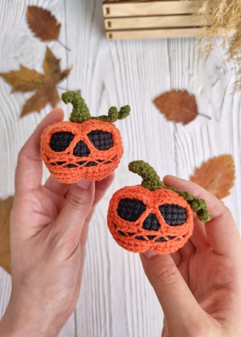 Crocheted Pumpkins, Pumpkin Crochet, Crochet Skull, Fall Crochet Patterns, Creative Pumpkins, Halloween Crochet Patterns, Crochet Fall, Holiday Crochet, Crochet Pumpkin