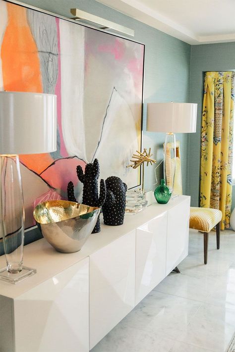 See Kelly Golightly's Bold Colorful Dining Room in Palm Springs designed by Christopher Kennedy. Palm Springs Dining Room, Dining Room Drapes, Beige Wall Colors, Glamour Interiors, Traditional Home Magazine, Interior Wall Colors, Dream Dining Room, The World Of Interiors, Dining Room Makeover