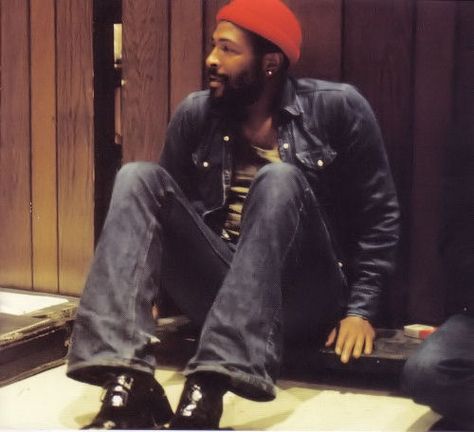 Marvin Gaye, red hat, jeans, sitting Denim Shirt Outfit, Foreign Celebrities, Soul Singers, Toni Braxton, Hippy Style, Old School Music, Marvin Gaye, Black Music, Handsome Actors