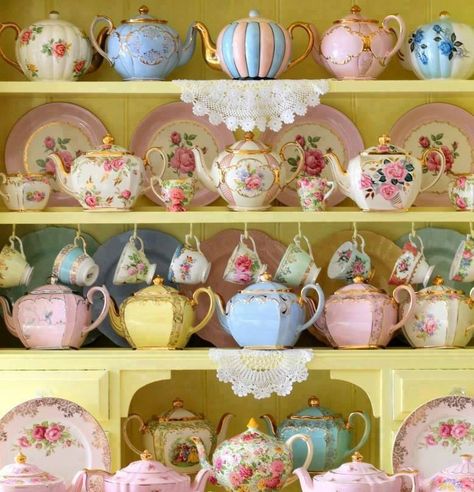 " Mrs. Potts " Fine China Mugs, Decoration Shabby, Smart Tiles, Pretty China, Tanah Liat, Romantic Cottage, Tassen Design, Beautiful Tea, Teapots And Cups