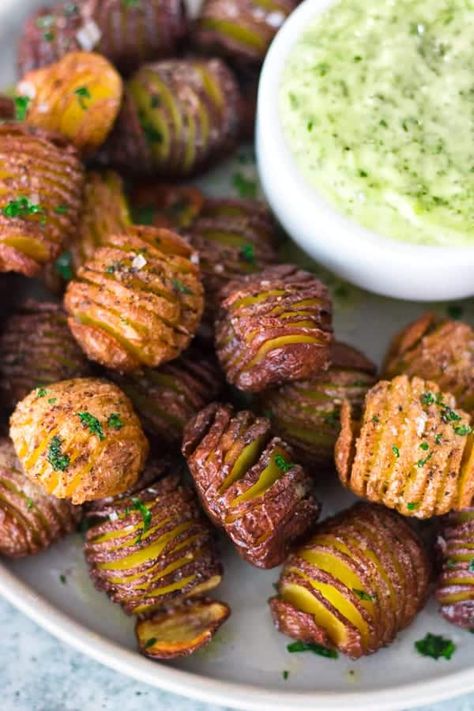 Vegan Hasselback Potatoes, Vegan Canapes, Vegan Aioli Recipe, Mini Hasselback Potatoes, Christmas Canapés, Vegan Aioli, Xmas Brunch, Garlic Smashed Potatoes, Christmas Canapes