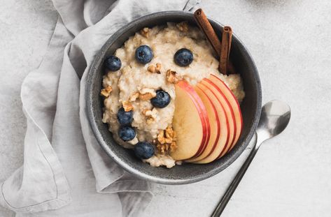 A Harvard nutrition expert shares his go-to healthy breakfast  ||  I'll have what he's having. https://www.wellandgood.com/good-food/healthy-breakfast-foods/ Easy Porridge Recipes, High Fiber Snacks, Chia Puding, Healthy Oatmeal Recipes, Recipe Hacks, Porridge Recipes, Overnight Oatmeal, Healthy Oatmeal, Oatmeal Breakfast