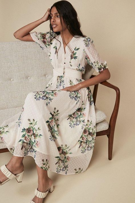 RSVP in style with this floral print midi dress on flowing dobby material. Designed with a defined waistline and a contrasting neckline. Model wears a size 8 and is 5'7. Summer Dresses With Sleeves, Scoop Neck Midi Dress, Pleated Shirt Dress, Oasis Dress, Elegant Midi Dresses, Chiffon Midi Dress, Mode Casual, Midi Ruffle Dress, Cute Sweater