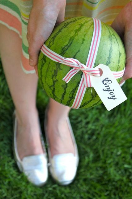 Hostess Gifts Summer, Entertaining Hacks, Watermelon Gift, Rustic Flags, Painted Mason Jars, Summer Gift, Homemade Gifts, Hostess Gifts, Fourth Of July