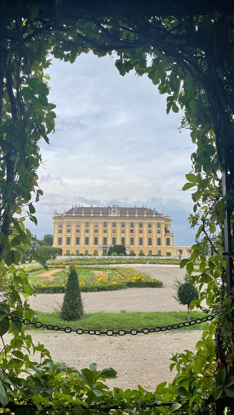 Vienna Palace Schonbrunn, Austria Wallpaper Iphone, Schonbrunn Palace Aesthetic, Vienna Core Aesthetic, Queen Charlotte Aesthetic Wallpaper, Vienna Core, Vienna Aesthetic Wallpaper, Vienna In Spring, Austria Palace