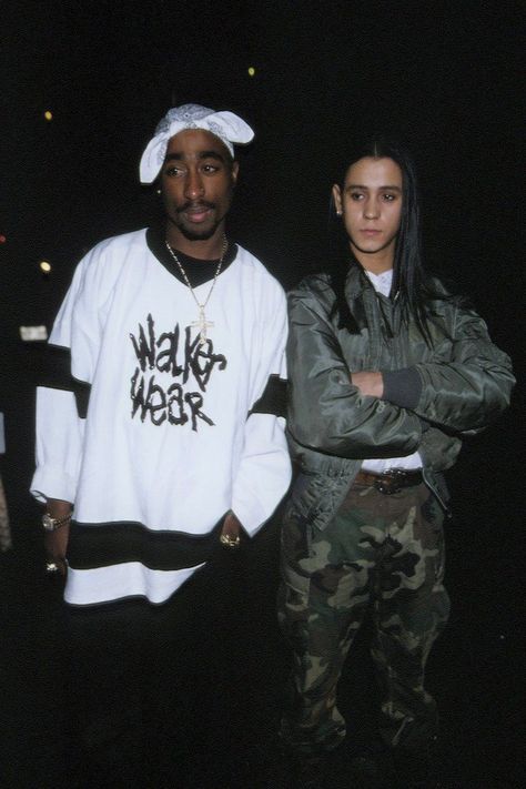 Walker Wear brand sued Off-White™ for plagiarism Tupac Shakur Outfits, 2pac Smile, 2pac Style, Tupac Outfits, Jaye Davidson, Thug Angel, Tupac Makaveli, Tupac Pictures, Mickey Rourke