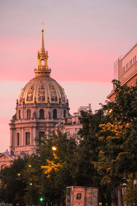 Sunset over the dome of the Hôtel des Invalides, Paris, France Street Sketching, Hotel Des Invalides, Les Invalides, Paris Neighborhoods, Dome Building, Parisian Life, Neighborhood Guide, Summer Trip, Louis Xiv