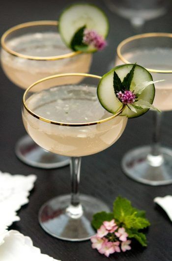 3 gold-rimmed cocktails, garnished with cucumber slices with flowers on a black table. Pink Grapefruit Cocktail, Grapefruit Cocktail Recipes, Grapefruit Cocktail, Fancy Cocktails, Cocktail Garnish, Bridal Shower Food, Fall Cocktails, Pretty Drinks, Think Food