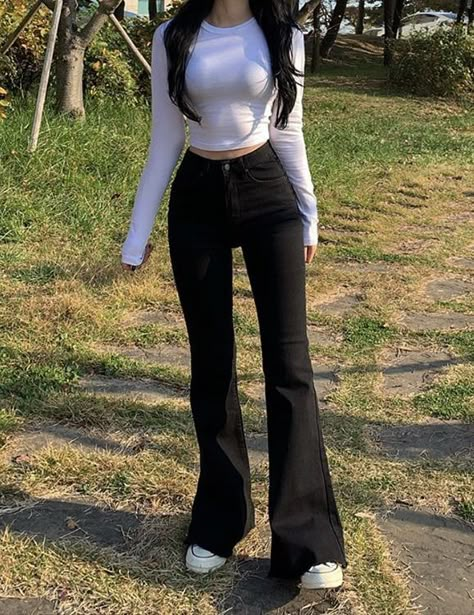 Simple Dark Outfits, Black Bootcut Pants Outfit, Black Bootcut Jeans Outfit, Black Flared Jeans Outfit, Flare Jeans Outfit, Mode Zara, Korean Casual Outfits, Business Law, Casual Day Outfits