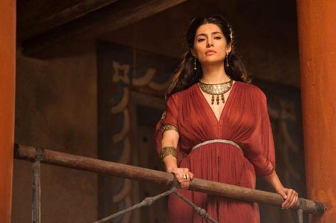 Ancient Rome Fashion, Greek Inspired Fashion, Ancient Roman Clothing, Caterina Murino, Roman Clothes, Rome Outfits, Roman Dress, Rome Fashion, Pose Reference Photo