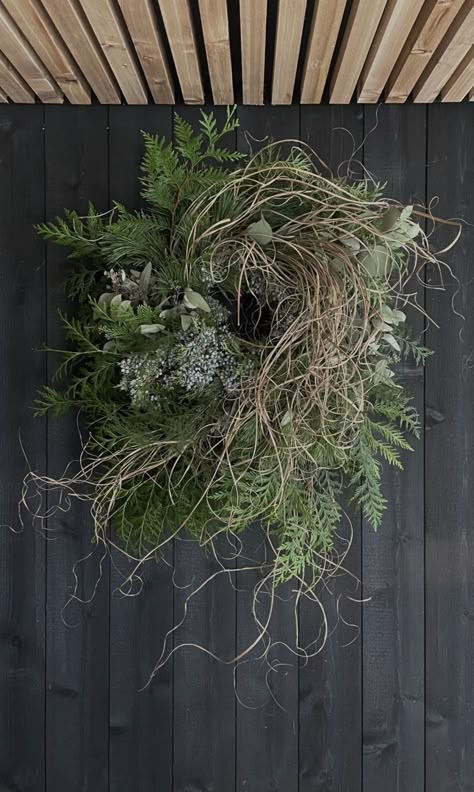 Dried Floral Wreaths, Wreath Hanging, Garden Decor Diy, Christmas Wreaths For Front Door, Floral Wreaths, Front Porch Christmas Decor, Dried Floral, Rustic Garden Decor, Christmas Wreaths Diy