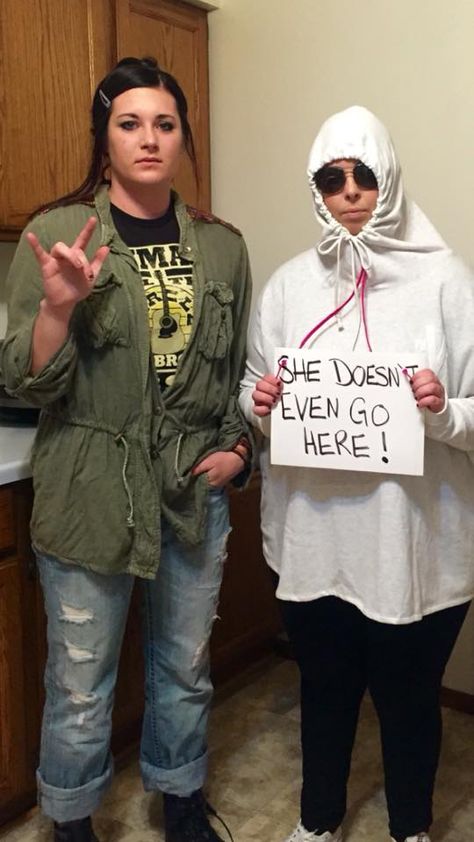 Funny Halloween Costume Janis and Damien Mean Girls #meangirls #halloweencostumes #funnyhalloweencostume Dynamic Duo Costumes, Mean Girls Costume, Mean Girls Halloween, Halloween Duos, Halloween Costumes Ideas, Funny Halloween Costume, Duo Costumes, Halloween Coustumes, Duo Halloween Costumes