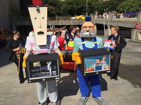 Brilliant Cosplay of the CGI Animated Characters From the 1985 Dire Straits Music Video 'Money For Nothing' Strait Music, Money For Nothing, Yo Yos, Dire Straits, Mark Knopfler, Digital Text, The Big Lebowski, Talking Heads, R Memes