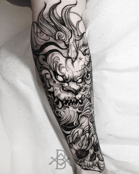 Foo Dog Tattoo Design, Samurai Tattoo Sleeve, Mangas Tattoo, Oni Tattoo, Foo Dog Tattoo, Animal Sleeve Tattoo, Dragon Sleeve Tattoos, Men Tattoos, Forearm Sleeve Tattoos