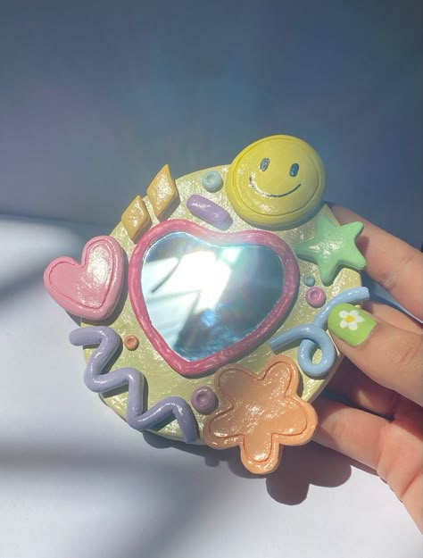 Diy Clay Tutorials, Painting Mirror Ideas, Mirror Clay Art, Super Clay Art, Clay Flower Mirror, Art Drawings Painting, Air Dry Clay Charms, Crafts Wallpaper, Aesthetic Sketches