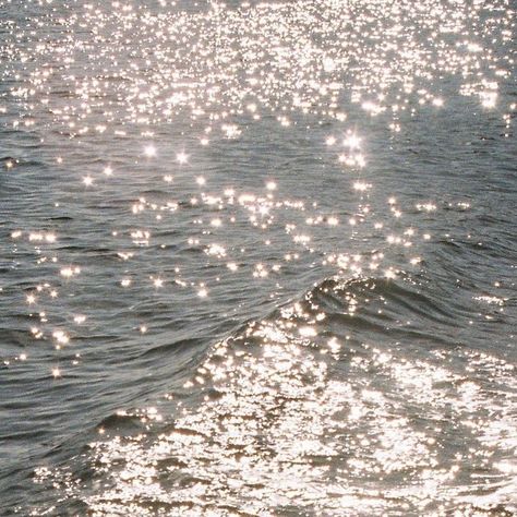 Aesthetic Sharer ZHR on Twitter: "Light in the water… " Water Aesthetic, Gray Aesthetic, Mellow Yellow, Iphone Wallpapers, Wall Collage, The Ocean, Summer Vibes, Teak, The Sun