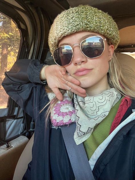 Granola Sunglasses, Granola Beanie, Cool Hiking Outfit, Granola Outfits, 2021 Outfits, Trendy Winter Fashion, Granola Girl Aesthetic, Outfits Retro, Trendy Winter