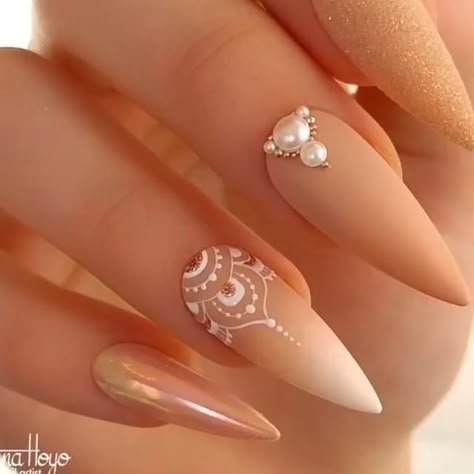 Mandala Nail Designs, Mandala Nail Art, Almond Acrylic Nails Designs, Mandala Nails, Indian Nails, Doing Art, Nail Academy, Bridal Nail Art, Art Deco Nails