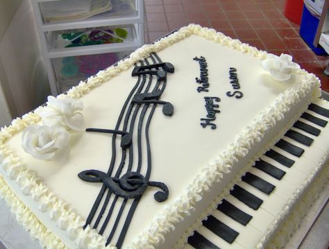 Violin Cake, Bolo Musical, Piano Cake, Music Themed Cakes, Torte Creative, Rodjendanske Torte, Piano Cakes, Music Cakes, Music Cake