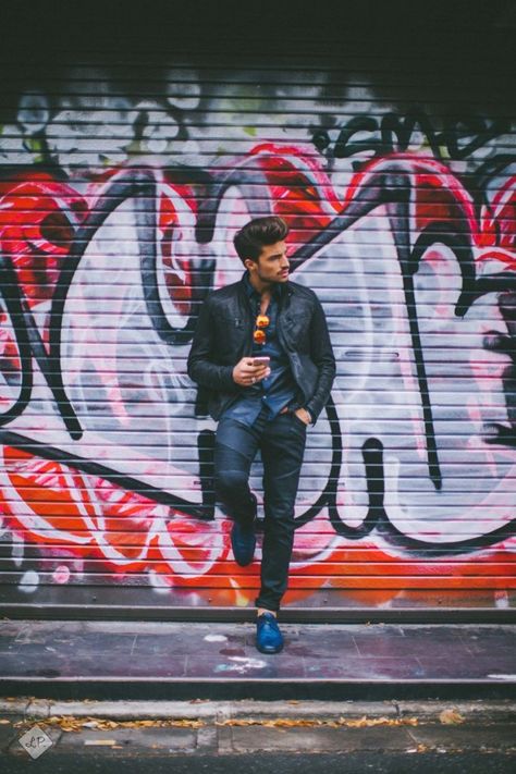 Mdv Style, Street Style Magazine, Male Portrait Poses, Senior Boy Poses, City Shoot, Graffiti Photography, Mens Photoshoot Poses, Portrait Photography Men, Men Photoshoot