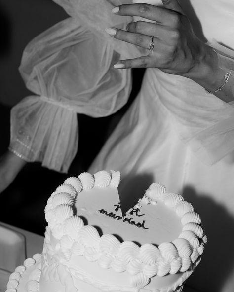 Who wants a slice? Swipe to join the fun! 🤍 cake: @stufni_tortamuhely // #lestoriephotography #destinationweddingphotographer #weddingphotography #budapestweddingphotographer #italyweddingphotographer Elopement Cake, We Eloped, Wedding Pie, Bridal Shower Cake, Pearl Details, Wedding Gloves, Wedding Cake Decorations, White Wedding Cake, Minimal Wedding