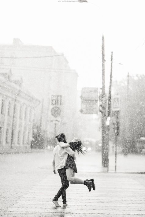 Walking Inspiration, Rainy Photoshoot, Rain Photoshoot, Couple In Rain, Rain Photo, Couple Engagement Pictures, Love Rain, Black And White Love, Shooting Photo