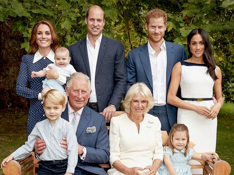 Kate Middleton Dressed Prince Louis Just Like Diana Dressed Prince William at the Same Age Prince Harry Father, Royal Family Portrait, Prince Harry Et Meghan, Prinz Charles, Clarence House, Principe Harry, Isabel Ii, Royal Life, The Royal Family