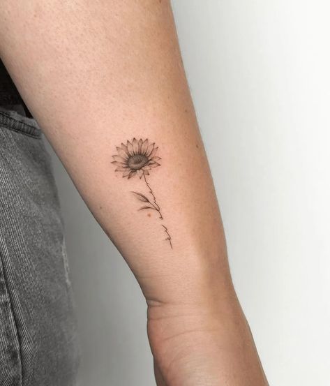 Sunflower Tattoo Hand, Tattoo Ideas Unique Rare, Tattoo Ideas Female Sunflower, Outer Wrist Tattoos For Women, Uncommon Tattoos For Women, Cute Meaningful Tattoos For Women, Female Tattoo Ideas Unique, Little Sunflower Tattoo, Tattoo Ideas Female Small Meaningful