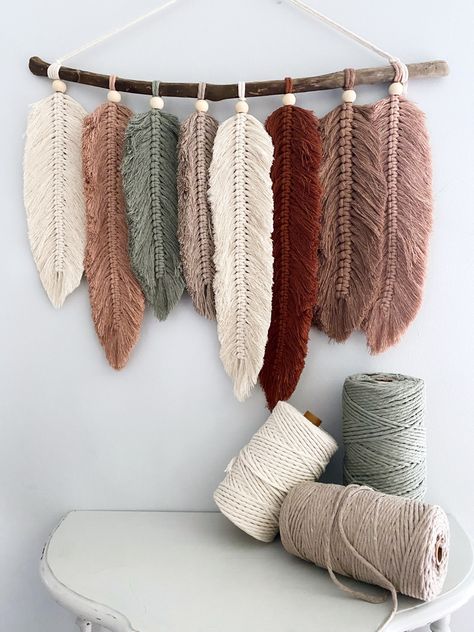 Decorating With Macrame Wall Hanging, Diy Macrame Wall Hanging Tutorials Boho, Diy Yarn Feathers Wall Hangings, Diy Wall Decor Macrame, Feather Macrame Wall Hangings Diy, Diy Hanging Yarn Wall Art, Boho Wall Colours, Boho Inspired Room, Macrame Decor Ideas Diy Crafts