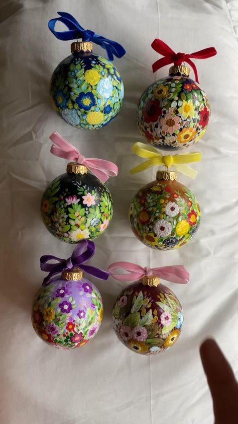 #handpainted #handpaintedornaments #floralart #christmasdecor #handmadegift #acrylicflowers #ceramicornaments Handpainted Christmas Ornaments Ideas, Christmas Ornament Painting, Ceramic Baubles, Christmas Decoration Crafts, Christmas Ornaments Ideas, Hand Painted Bauble, Ornament Painting, Tart Tins, Handpainted Christmas Ornaments