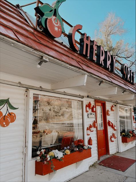 Estes Park Colorado Summer, Vintage Red Aesthetic, Denver Aesthetic, Valentines Vibes, Colorado Aesthetic, Mammoth Cave National Park, Colorado Girl, Small Town Living, Petrified Forest National Park