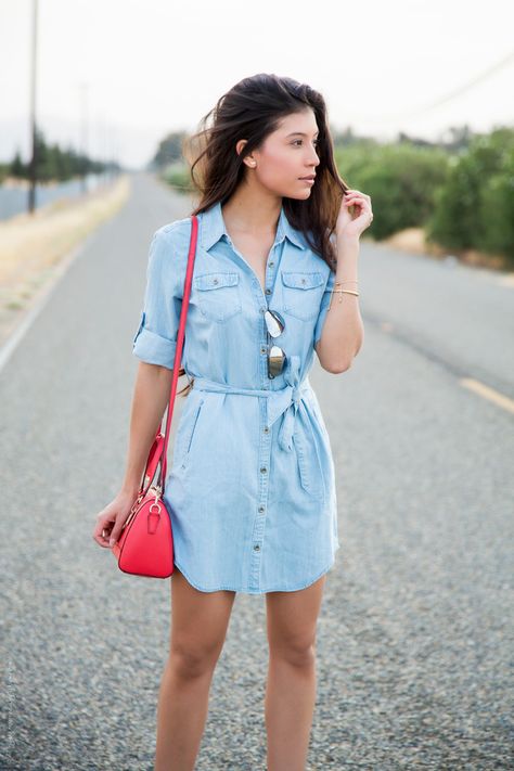 How to wear a chambray shirt dress - Visit Stylishlyme.com for more outfit photos and style tips Chambray Shirt Outfits, Denim Dress Outfit, Jean Shirt Dress, Shirt Dress Outfit, Chambray Shirt Dress, Ținută Casual, Denim Shirt Dress, Chambray Shirt, Fashion Mode